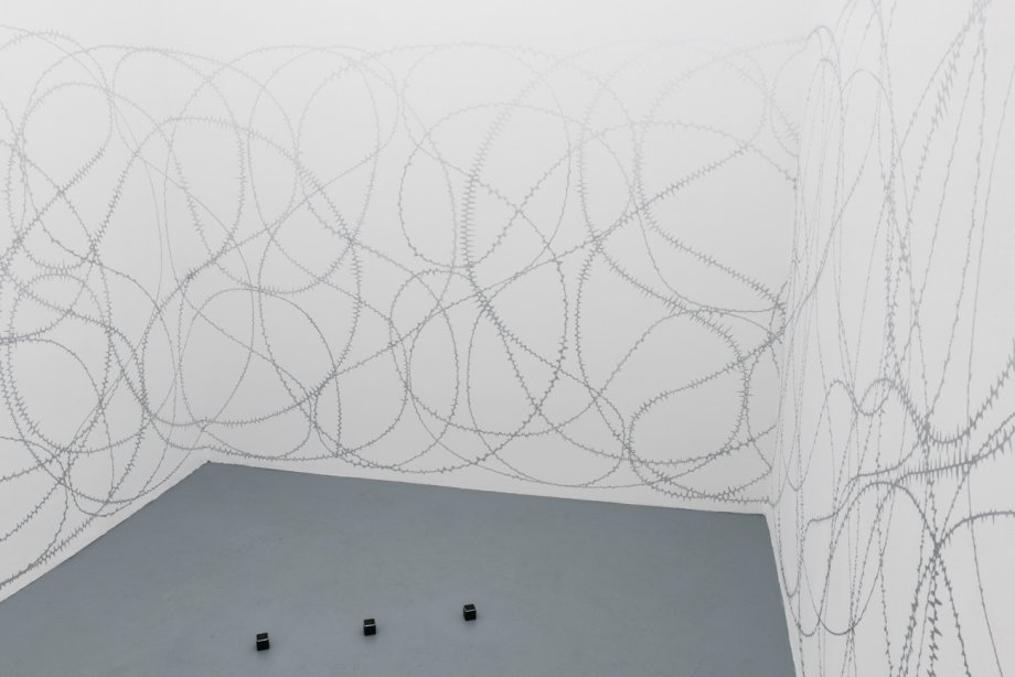 Installation View, Parfümiert mit Dynamit - Sommerschau der Studios, Özlem Günyol & Mustafa Kunt und Hannes Seidl, basis 2015, Foto: Frithjof Kjer