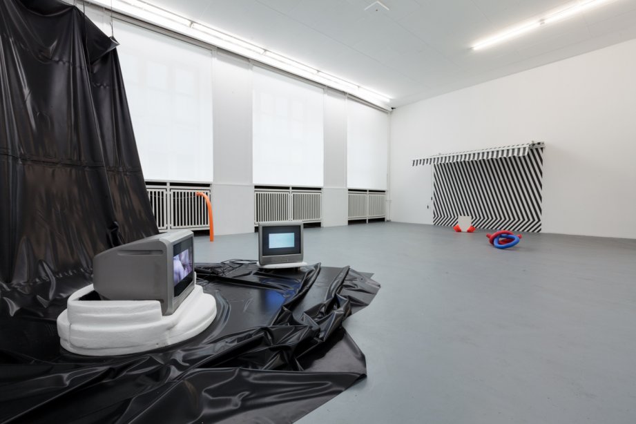 Installation View, Parfümiert mit Dynamit - Sommerschau der Studios, basis 2015, Jennifer Gelardo und Sandra Havlicek, Foto: Frithjof Kjer