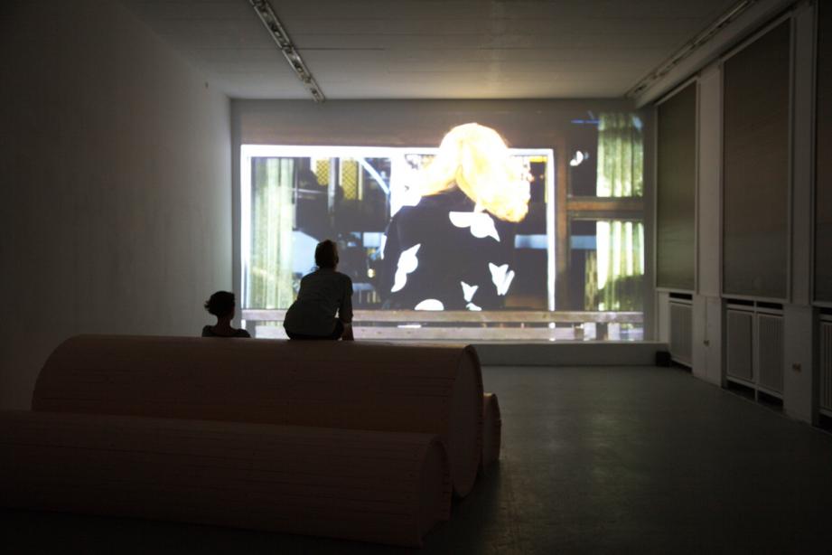 Installation View, on display "Sommer-Screening": Eli Cortiñas, basis 2014, photograph: Amin Weber